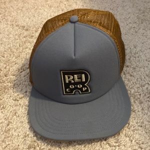 Rei trucker hat